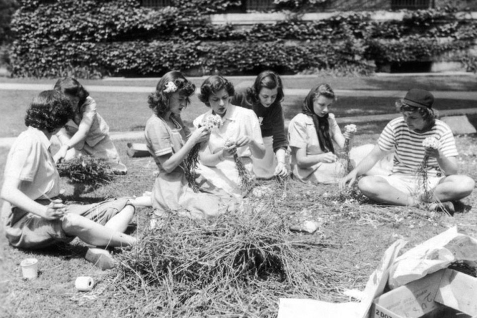 Juniors making Daisy Chains for Class Day, 1944