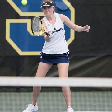 Sarah Mariski playing a Simmons University tennis match