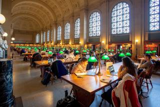 Interior of the Boston Public Library, McKim Building, 2019. Photograph by Lëa-Kim Châteauneuf, courtesy of Wikimedia Commons and Creative Commons.