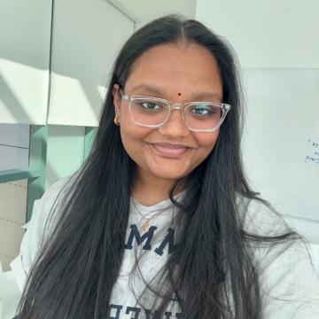 Dotson Scholar Mahathi Kosaraju '27 prepares to tutor first-year nursing students in the Dotson Lounge.